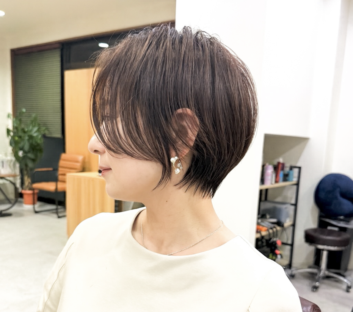 50代女性のための洗練されたショートヘアスタイル。自分らしさを引き出すヘアデザインを楽しもう！